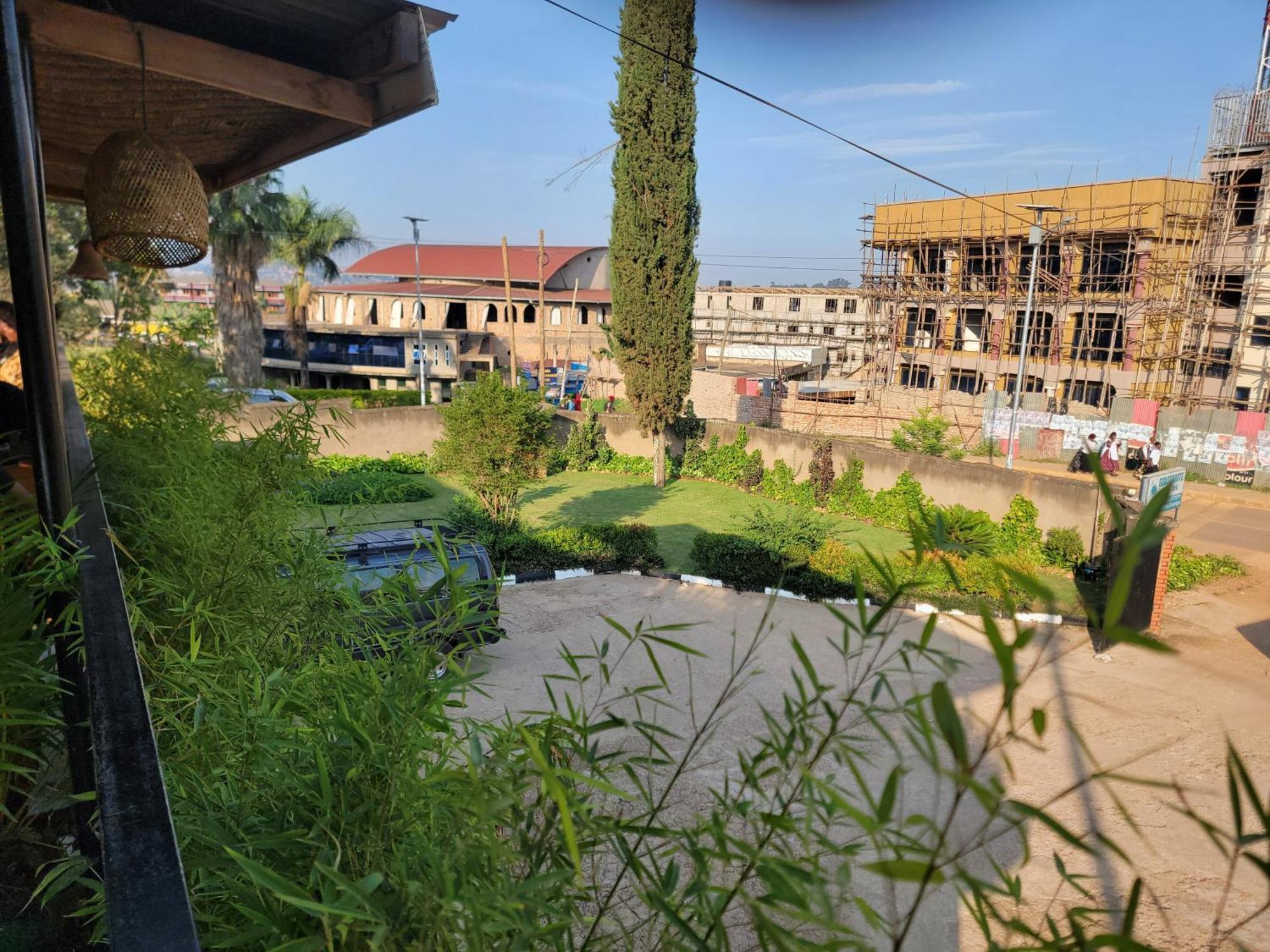 Grassroots Cafe & Deli Bed & Breakfast Masaka Luaran gambar