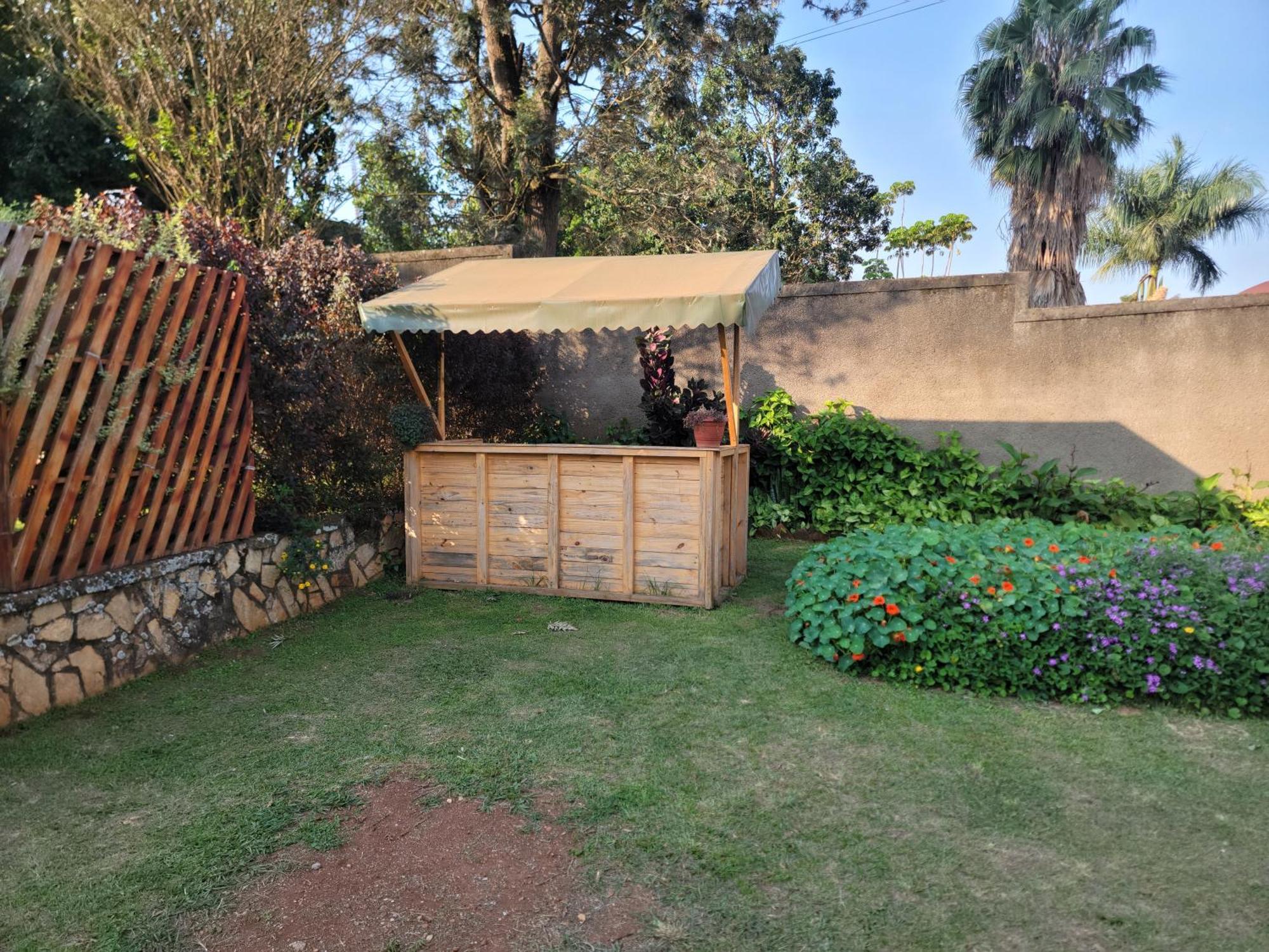 Grassroots Cafe & Deli Bed & Breakfast Masaka Luaran gambar