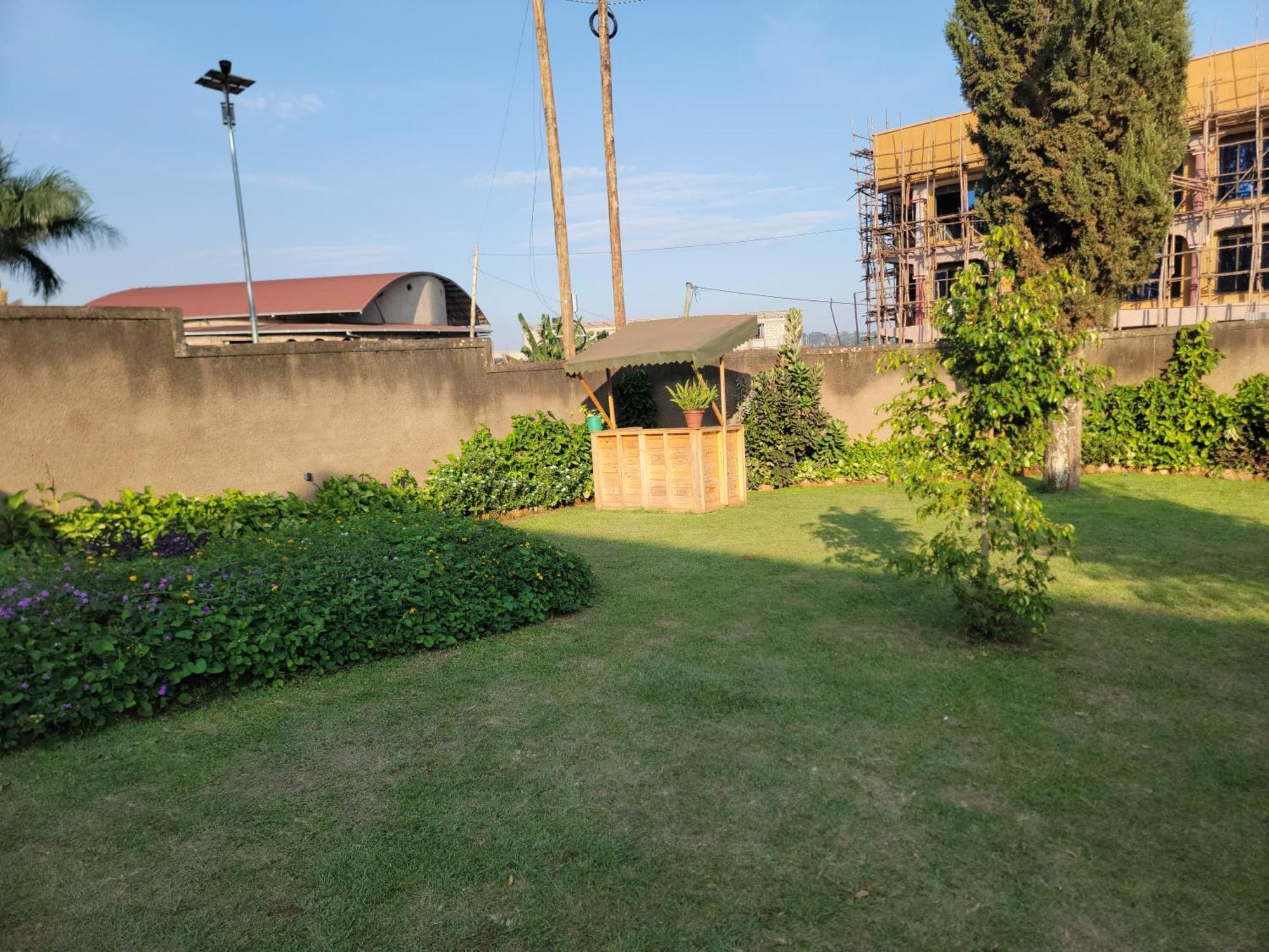 Grassroots Cafe & Deli Bed & Breakfast Masaka Luaran gambar