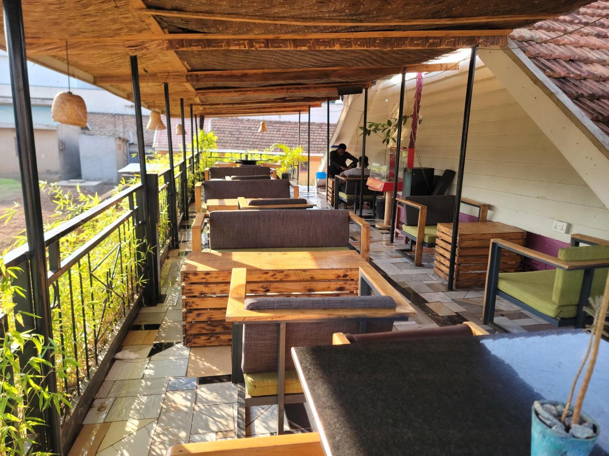 Grassroots Cafe & Deli Bed & Breakfast Masaka Luaran gambar