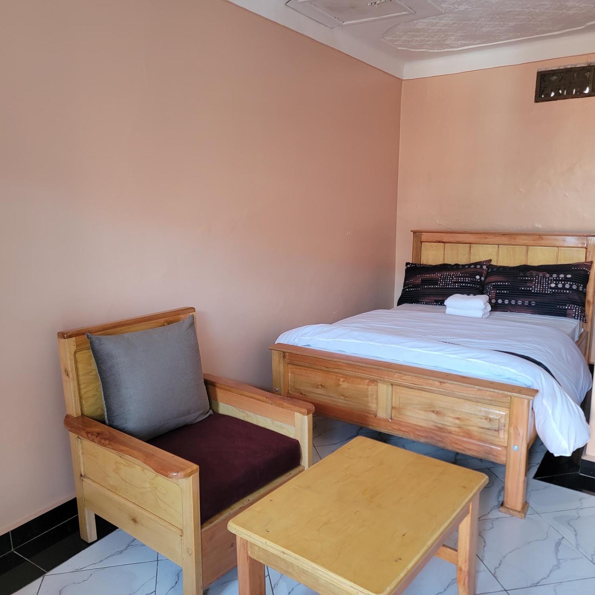 Grassroots Cafe & Deli Bed & Breakfast Masaka Luaran gambar
