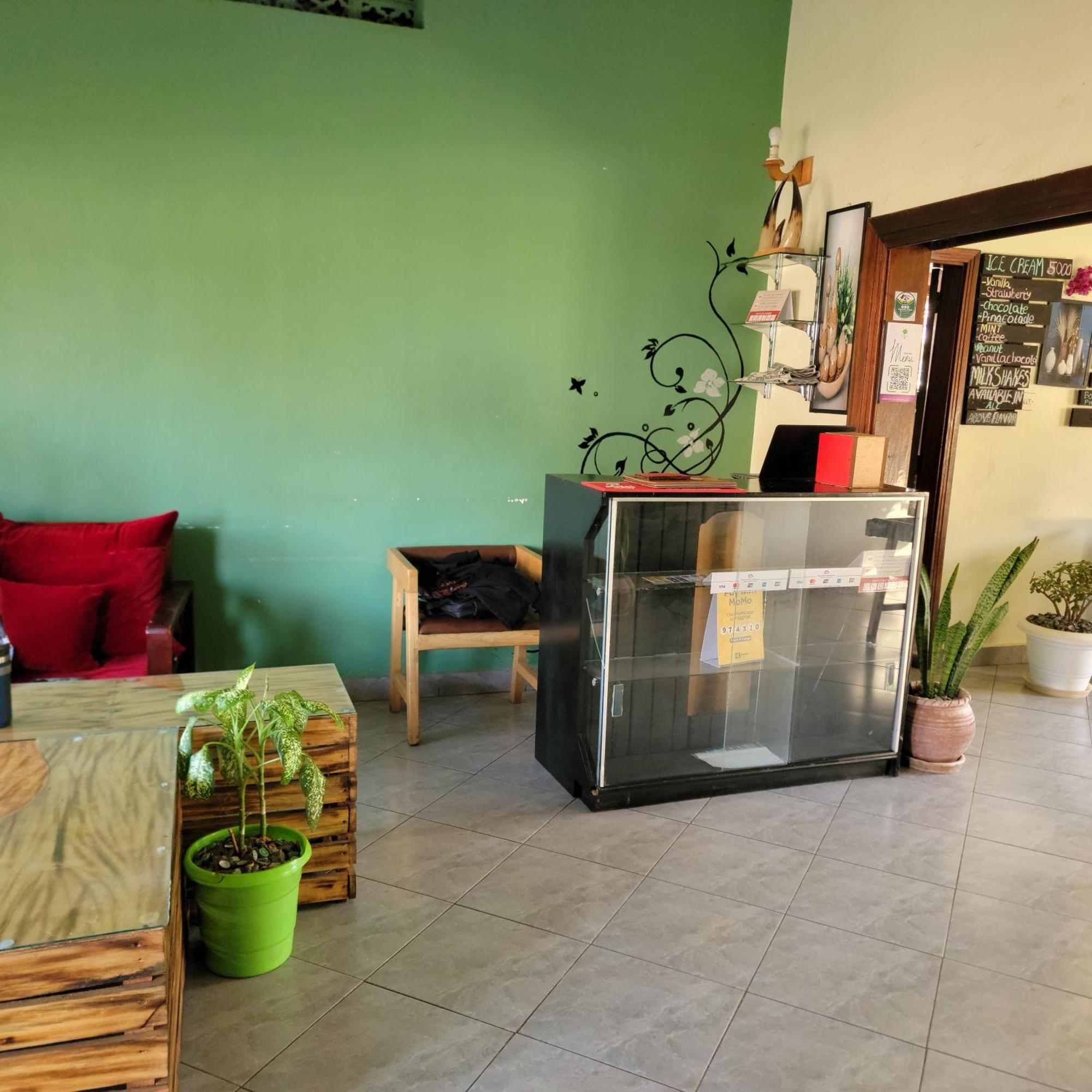 Grassroots Cafe & Deli Bed & Breakfast Masaka Luaran gambar